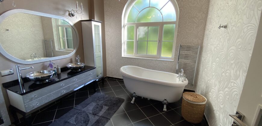 في مجمع بيليكان هيل فيلا مفروشة للبيع   بتصميم رائع واثاث فاخر